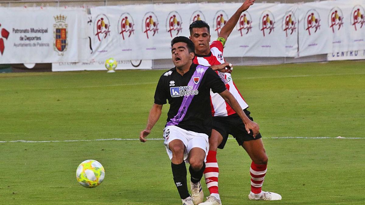 Dani Hernández arrebata el balón a Abel Conejo, nuevo fichaje, durante la disputa del último play-off. | J. L. F.