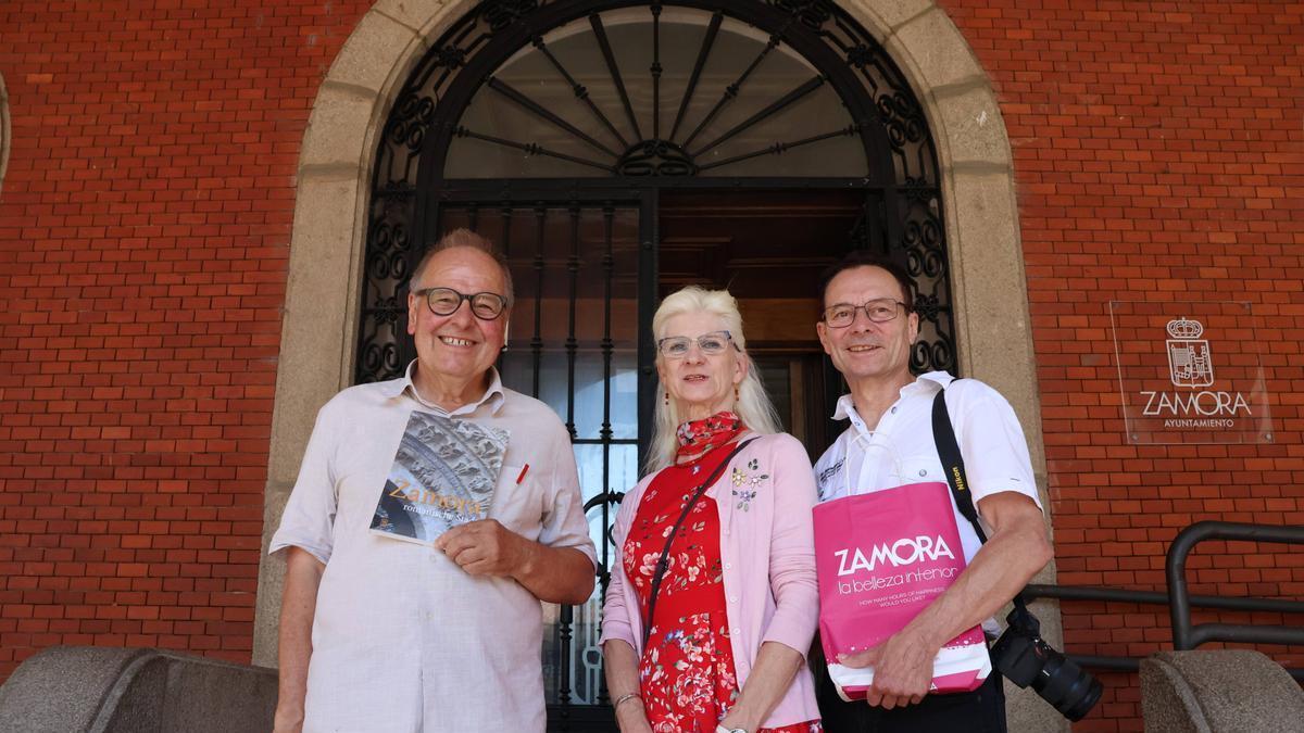 El concejal de Turismo con Petra y Hans Sieling, los alemanes ganadores de un concurso para visitar Zamora.