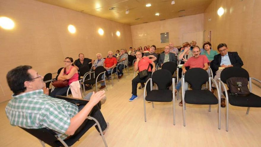 Reunión de la plataforma de afectados por los ruidos de la autovía en la Casa de Cultura de Mieres.