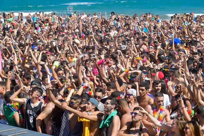 Fiesta de carnaval en la playa