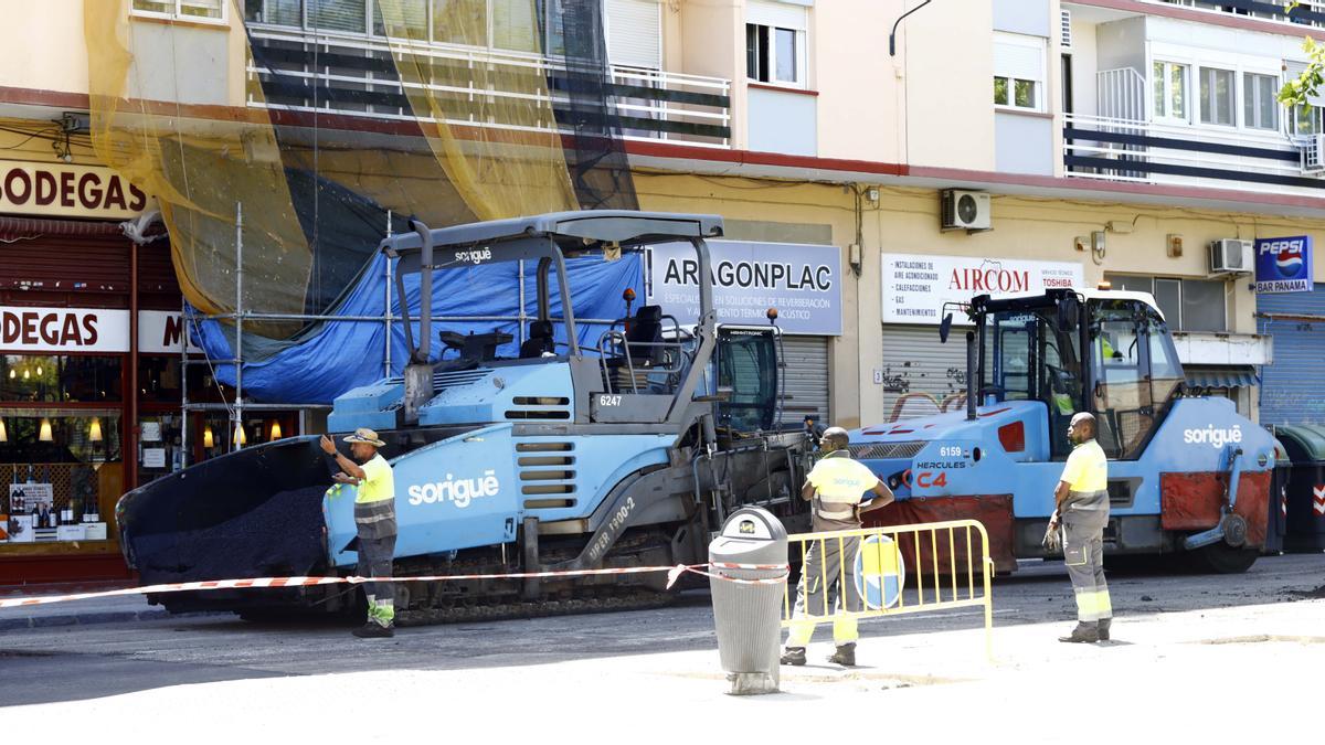 Obras de asfaltado en la calle Villa de Andorra, hace apenas un mes.