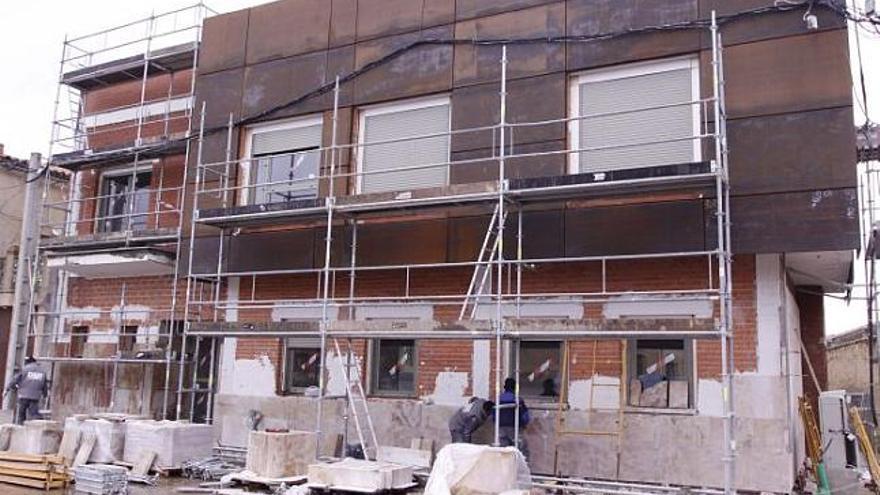 Varios trabajadores durante las obras de construcción del nuevo Ayuntamiento de Aspariegos.