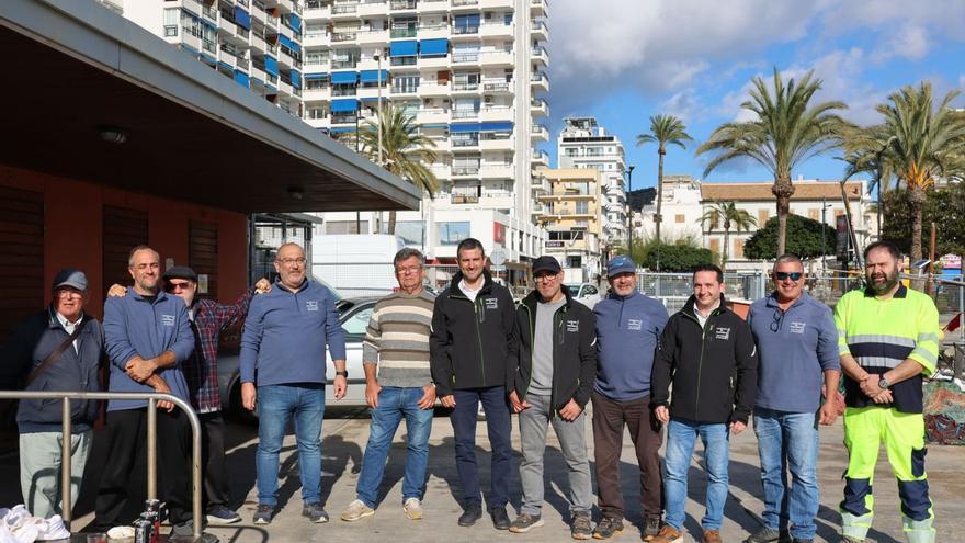 El alcalde de Sant Antoni, Marcos Serra, muestra su apoyo a los pescadores del municipio.