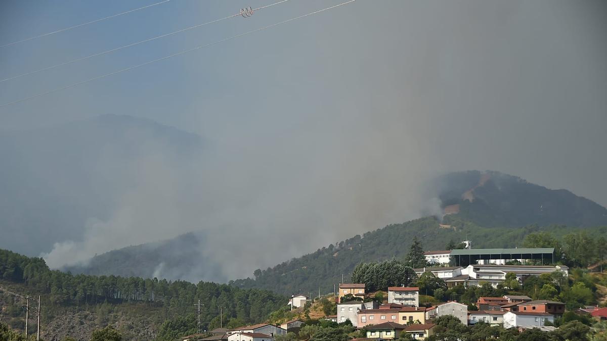 Galería | Las imágenes del incendio de Las Hurdes este miércoles