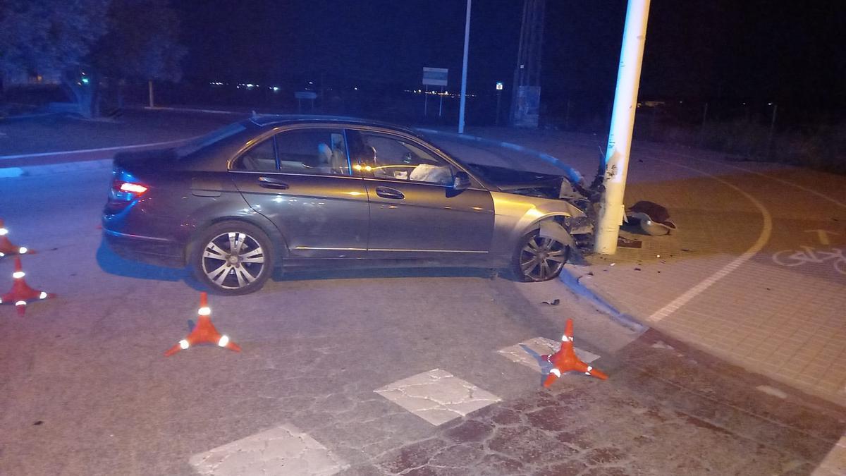 El vehículo accidentado en la rotonda de la calle Pau Casals.