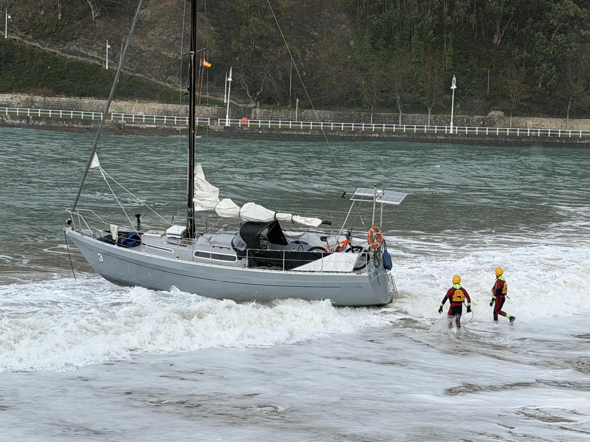 El velero, varado en la playa de Ribadesella, el pasado jueves.