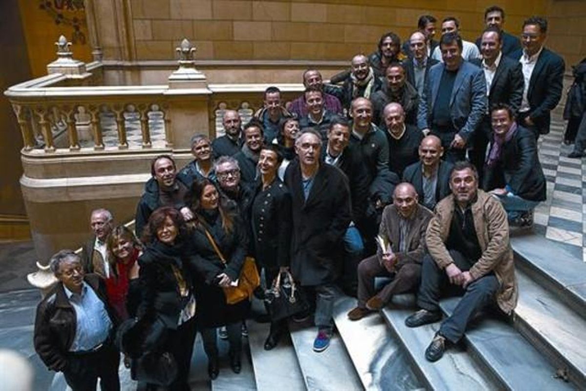 Claudi Mans, Carles Gaig, Vinyet Capdet, Enric Rosich, Mey Hofmann, Nandu Jubany, Christian Escribà i la seva dona, Jordi Parra, Sergi Torres, Ruscalleda, Pere Planagumà, Fina Puigdevall, Adrià, Ignasi Camps, Carles Tejedor, Joan Roca, Xano Saguer, Paco Pérez, Oriol Ivern, Xavier Franco, Lluís Feliu, Pere Castells (assegut), Pere Monje, Enric Rovira, Jordi Artal, Pitu Roca, Albert Raurich (assegut), Fabián Martín, J. M. Ribé, Javier Torres i Ramon Morató.