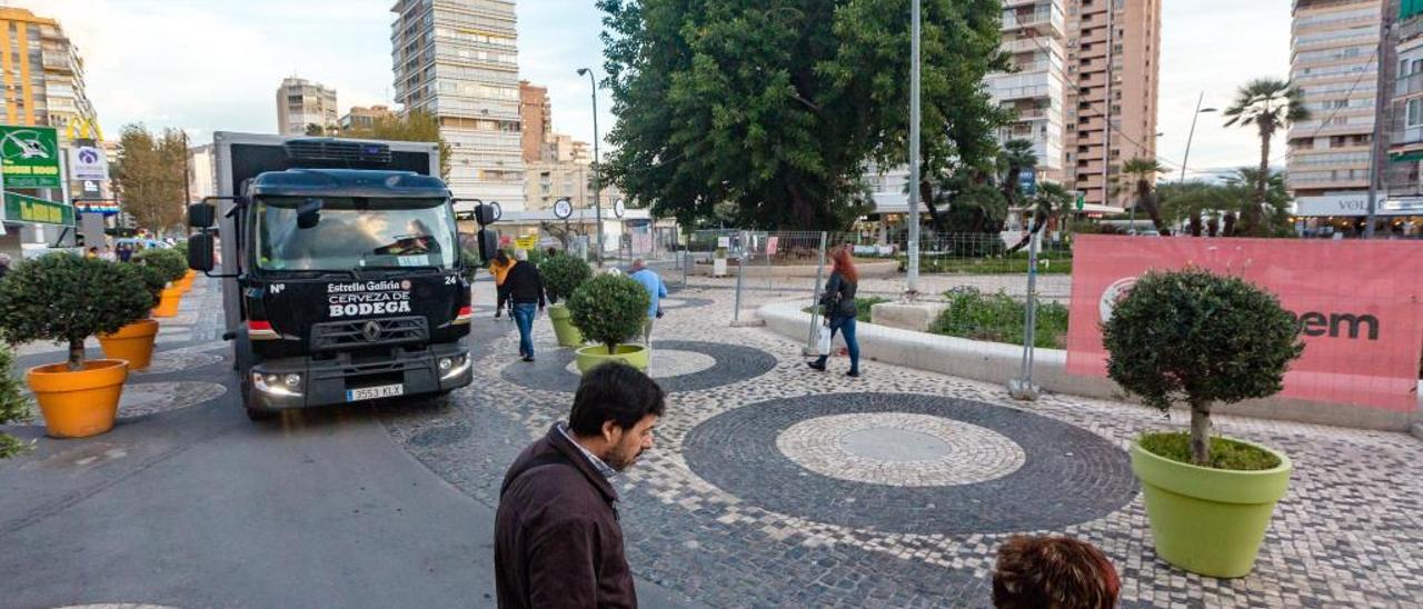 Vehículos circulan por la plaza Triangular, ayer, tras su reapertura al tráfico.