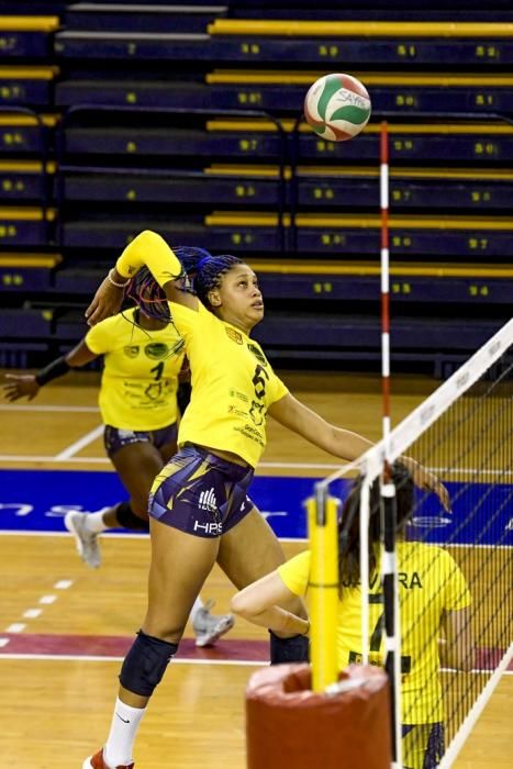 25-02-20 DEPORTES. CENTRO INSULAR DE LOS DEPORTES. LAS PALMAS DE GRAN CANARIA. Entrenamiento y foto de grupo del equipo femenino de volleyball IBSA 7 Palmas.    Fotos: Juan Castro.  | 25/02/2020 | Fotógrafo: Juan Carlos Castro