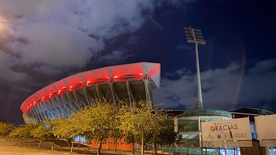 El estadio de Son Moix estrena su nueva iluminación exterior con los colores del Real Mallorca