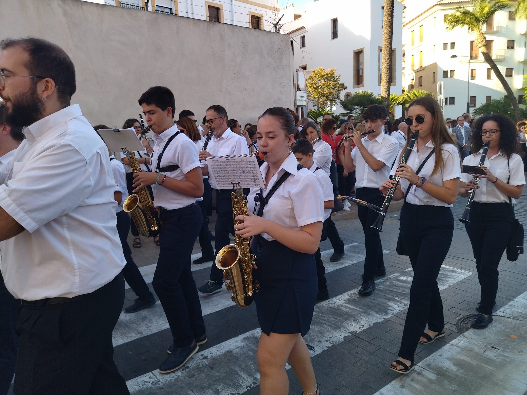 Xàbia, capital de la música: más de 800 músicos de toda la comarca llenan de vida las calles (imágenes)
