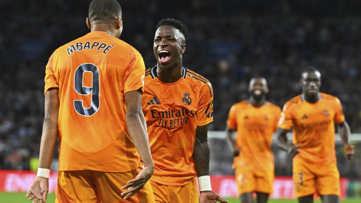 Kylian Mbappe celebra con Vinicius su gol de penalti ante la Real Sociedad