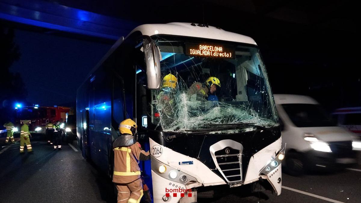 Un autobús que viatjava d'Igualada a Barcelona s'accident aa la A-2, a Castellbisbal