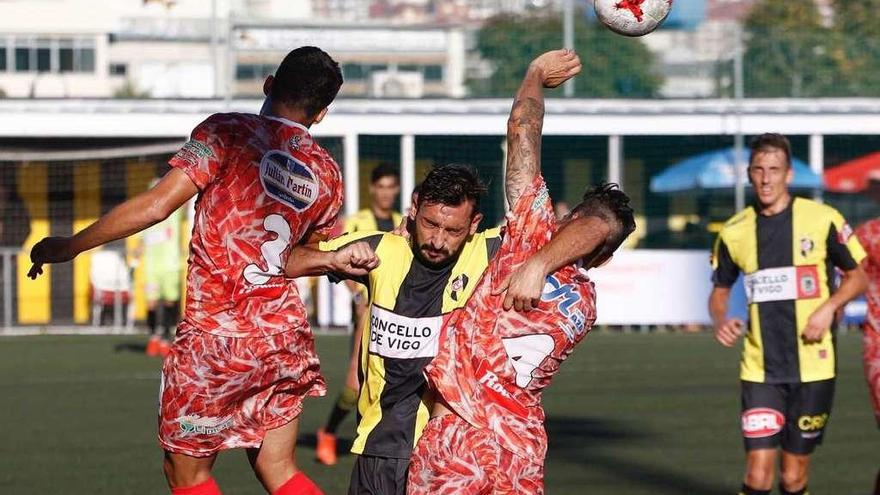 Carnero pelea contra dos rivales durante un partido de esta temporada. // José Lores