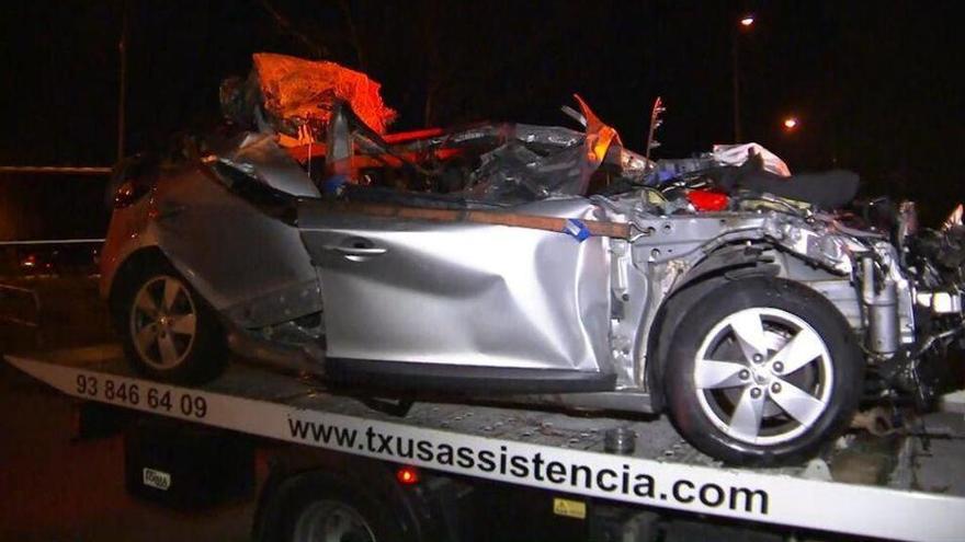 Imagen del estado en el que quedó el coche en que viajaban los jóvenes