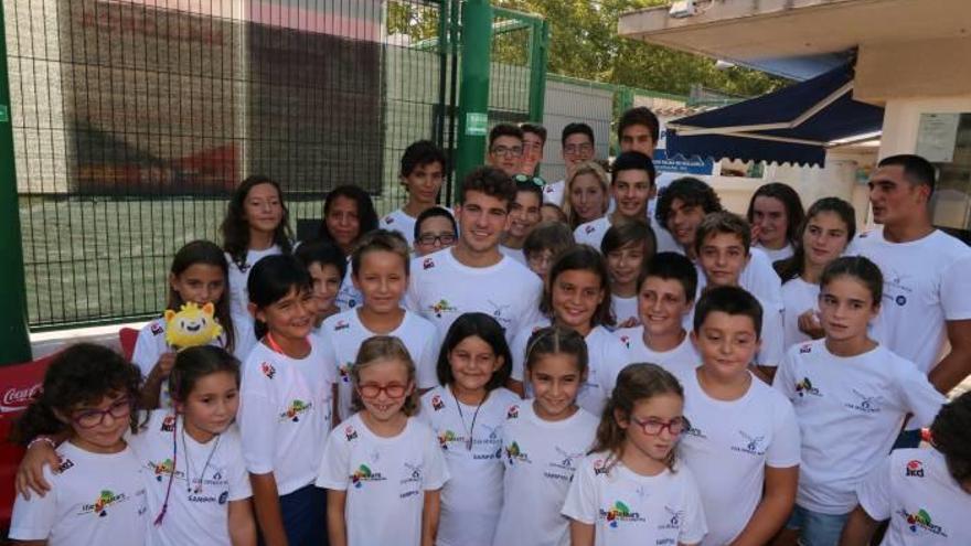 Una treintena de jóvenes reciben a Joan Lluís Pons en el CN Palma, donde recibió la insignia del club.