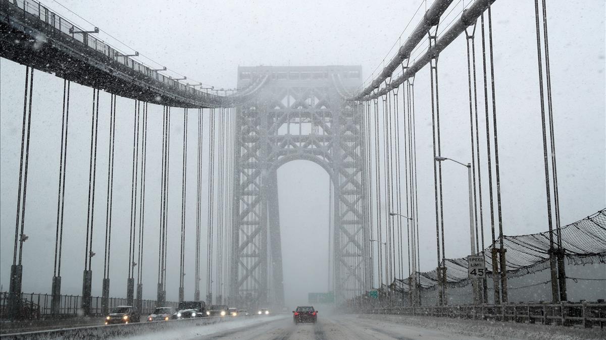 Los coches circulan por el puente de George Washington bajo la tormenta de nieve entre New Jersey y la ciudad de New York 