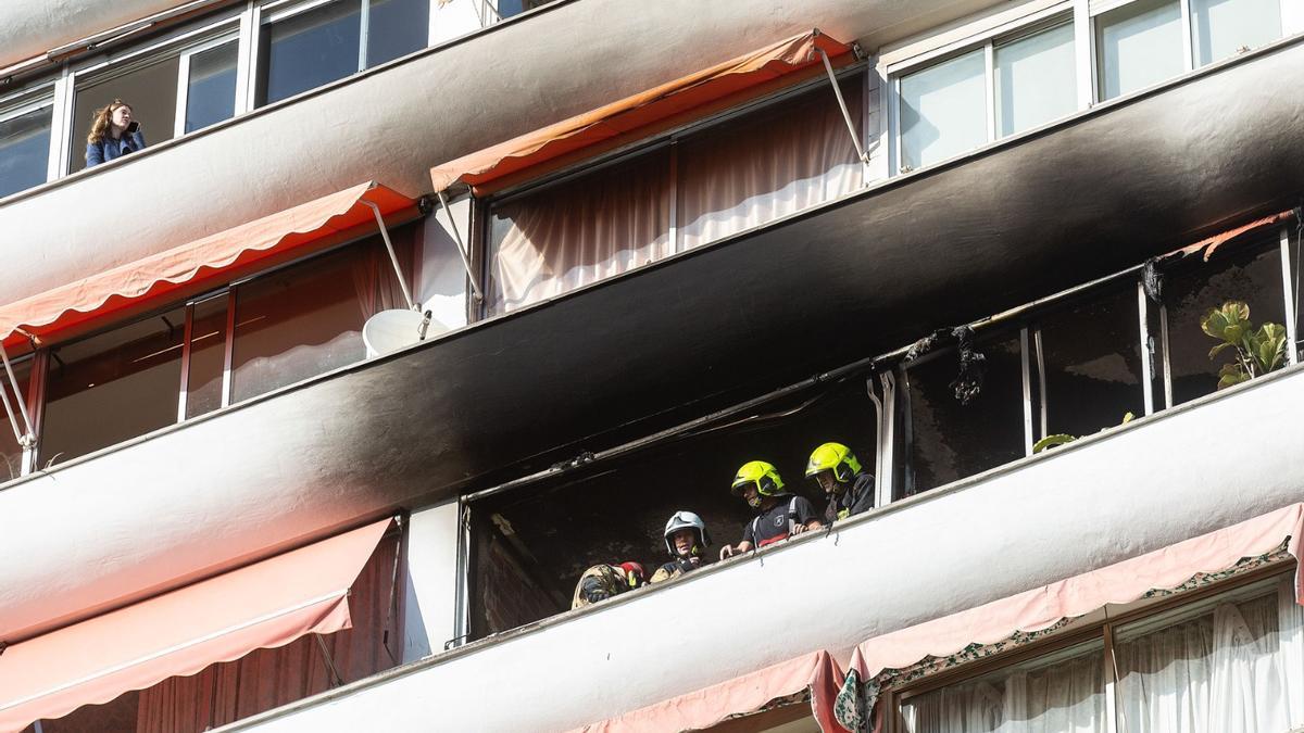 Fallece una mujer en un incendio en su casa en el edificio La Chicharra de Alicante