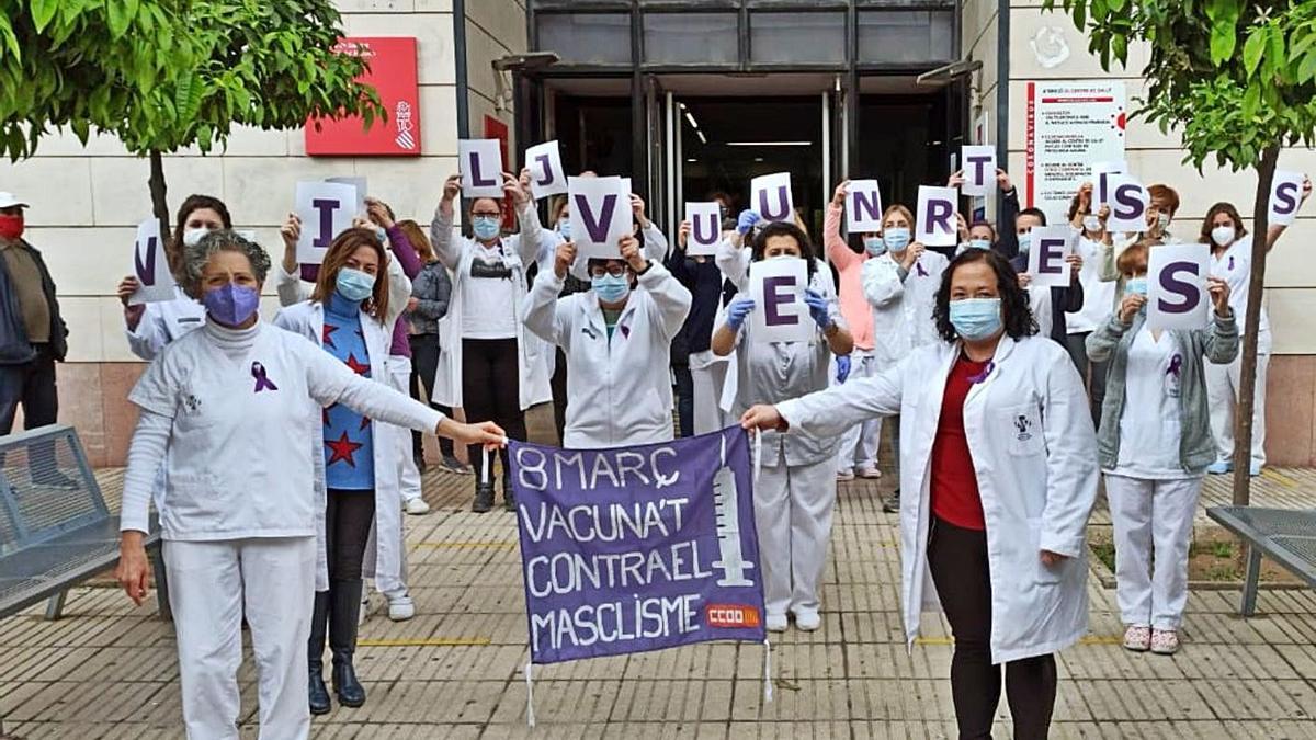 Protesta organizada por CC OO por el 8-M ante un centro de salud en Alzira. | LEVANTE-EMV