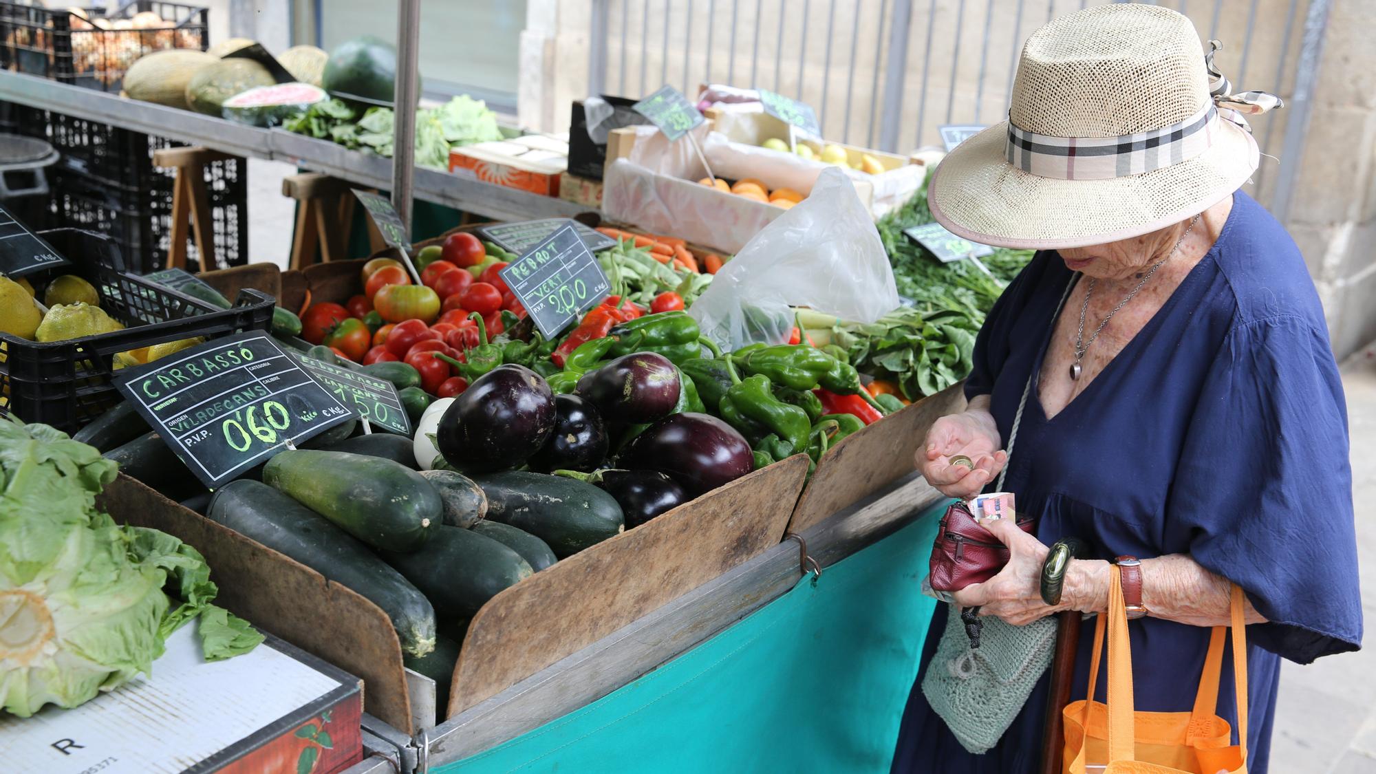 BARCELONA 29/07/2022 Economía Los alimentos vuelven a catapultar la inflación hasta el 10,8%. En la foto ambiente de compras en el Mercat de la Boqueria. FOTO de RICARD CUGAT