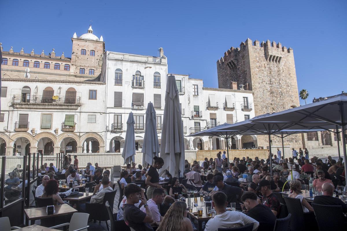 Terrazas llenas en la Plaza Mayor de Cáceres