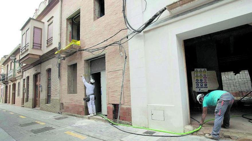 Rehabilitación de fachada en el barrio de Campanar. | J.M. LÓPEZ