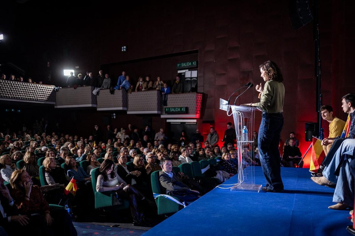 En imágenes | Primer gran acto del PP en Zaragoza para las elecciones del 8F y visita de Azcón y Ayuso a la Basílica del Pilar