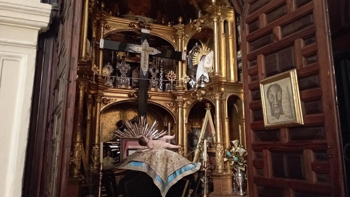 Alacena-relicario de la sacristía de la Catedral, con algunas de las reliquias de santos que conserva el Templo Mayor.