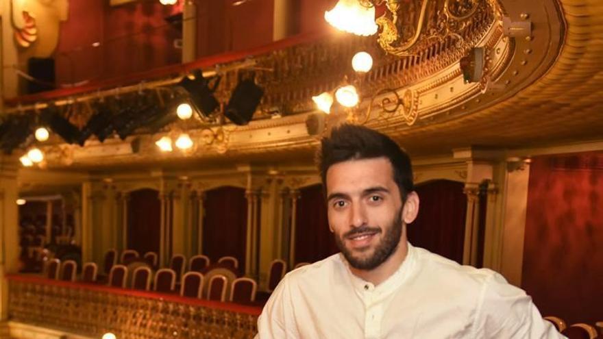 Campazzo posa para LA OPINIÓN en el Teatro Romea durante una entrevista.