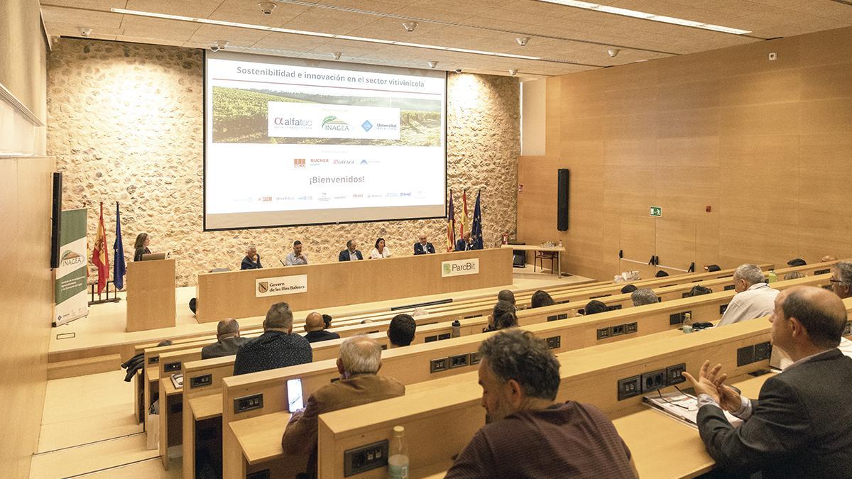 La presidenta de Vi de la Terra de Mallorca Magdalena Mesquida presentó la Jornada.