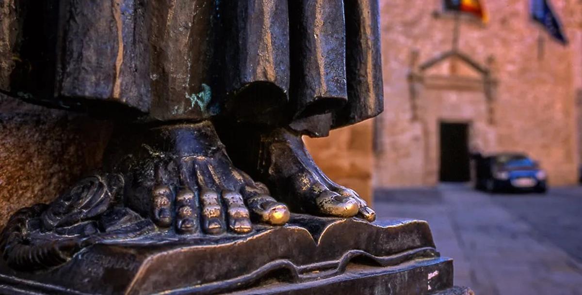 Detalle de los pies de la escultura de San Pedro de Alcántara, pulidos por las muestras de devoción de los fieles.