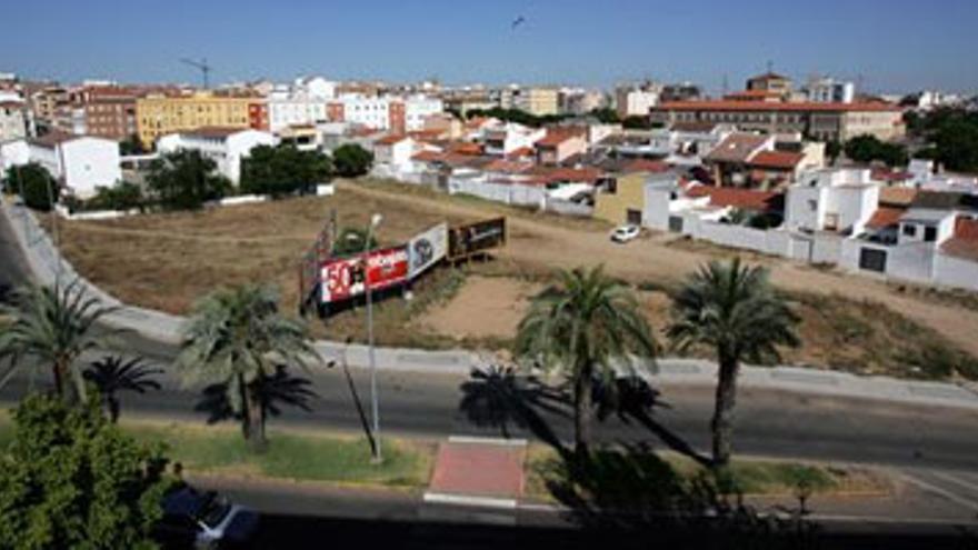 La diputación y el ayuntamiento de Badajoz firman la cesión de 2,1 hectáreas en el Llano de Pardaleras