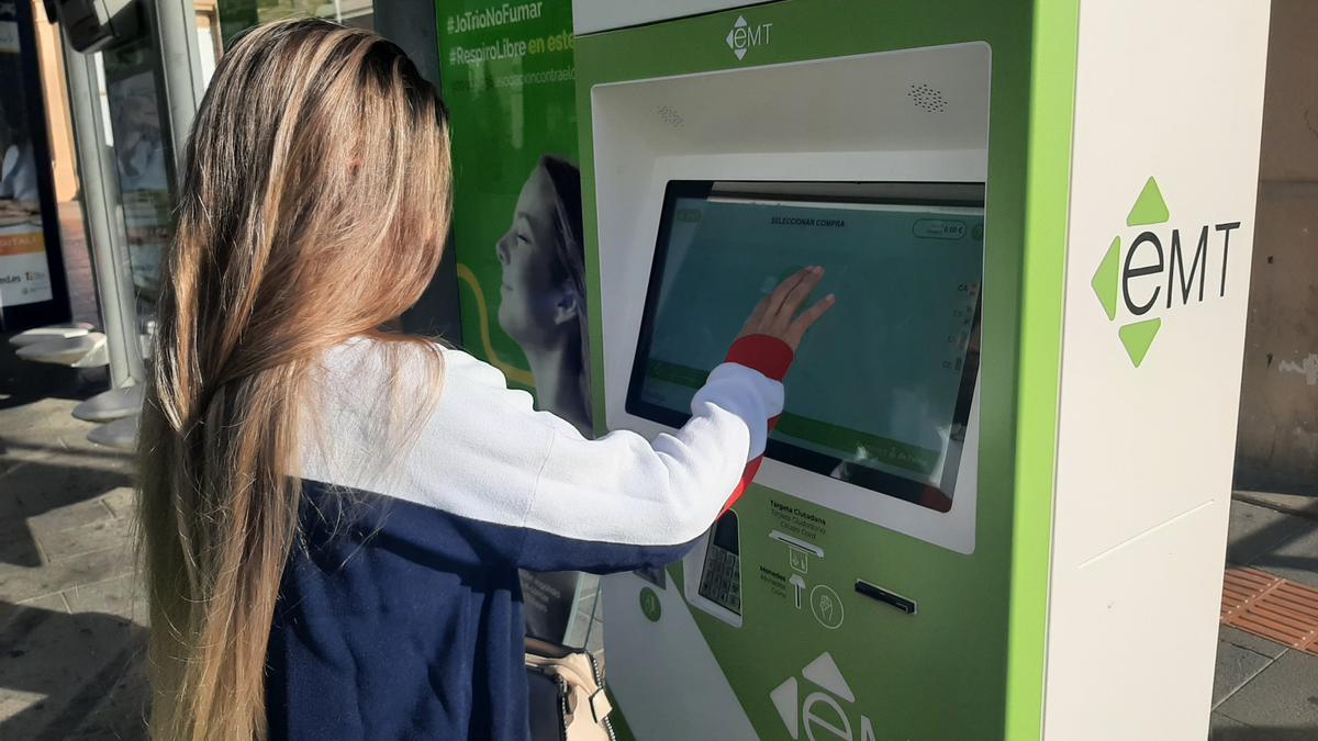 Una usuaria observa el funcionamiento de la nueva máquina expendedora situada en una estación cerca de la intermodal.