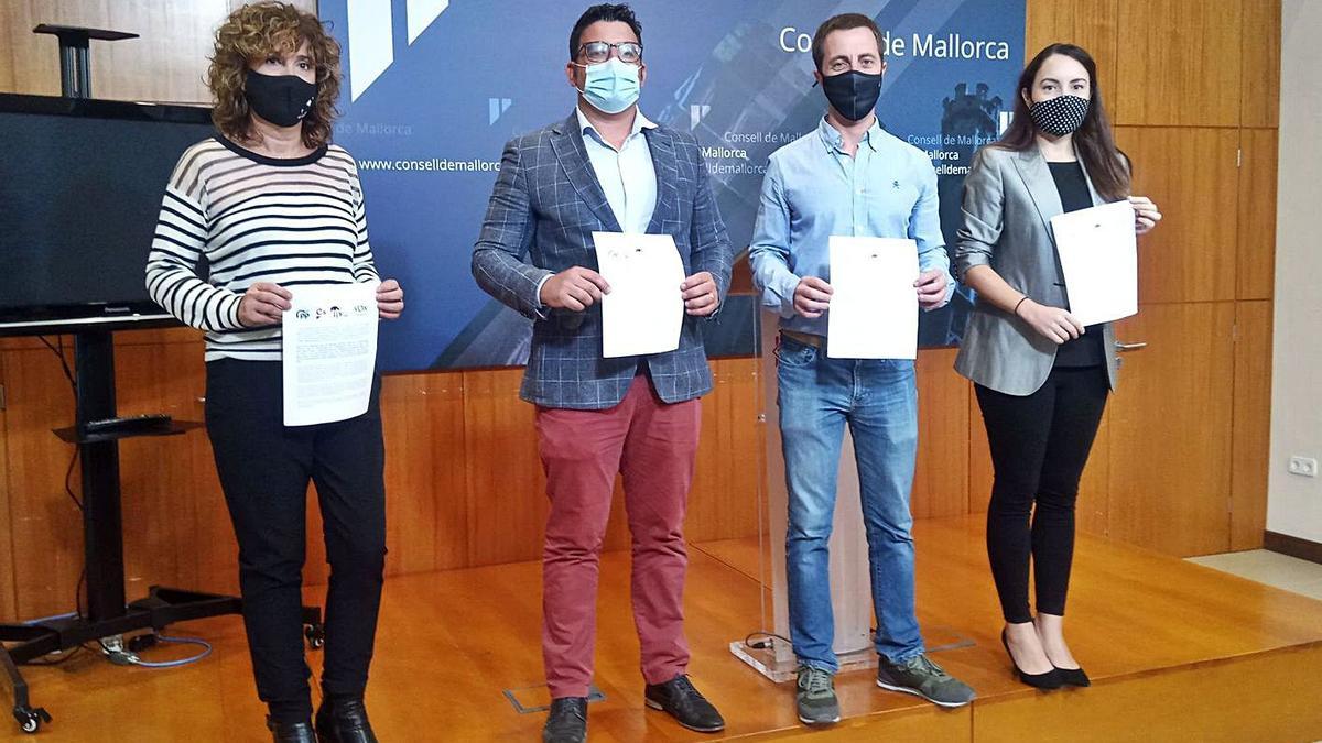 Mora (El Pi), Gili (Vox), Galmés (PP) y Camiña (Cs) ayer en el Consell con su propuesta conjunta.