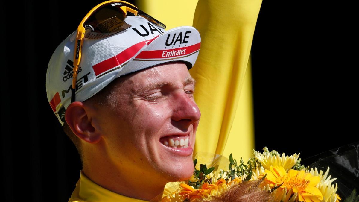 Pogacar, emocionado en el podio