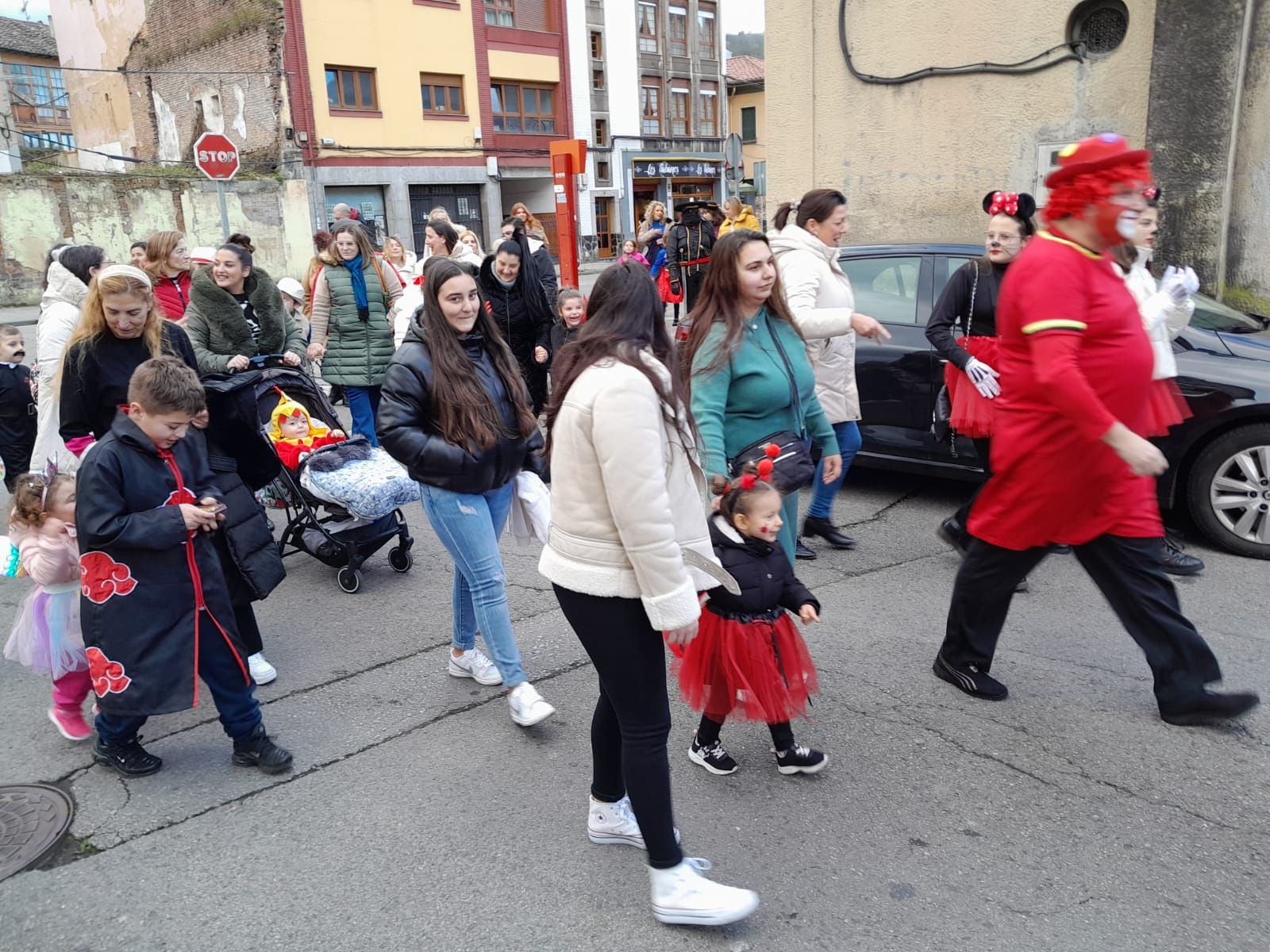 Así fueron los desfiles del Antroxu de Turón y de Ciaño