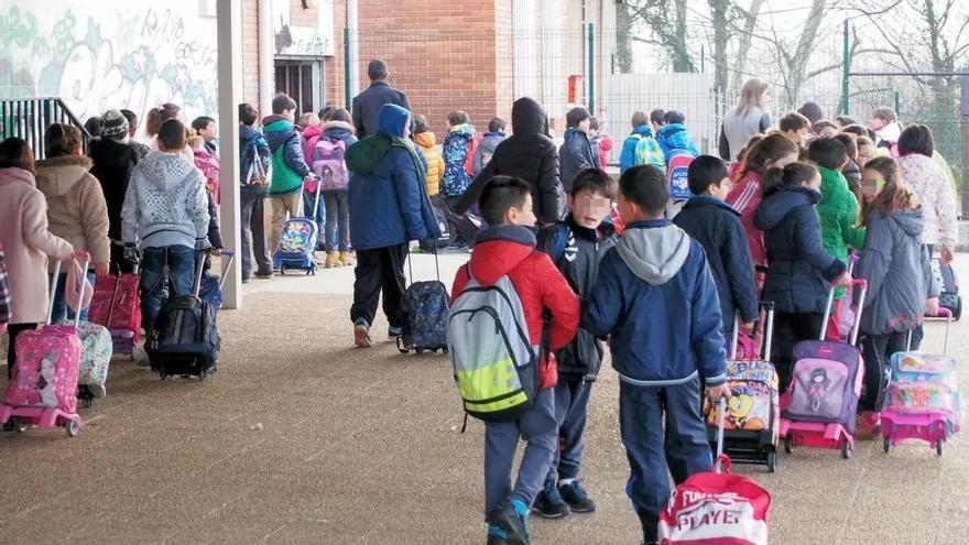 Un total de 207 escolares de Siero acceden a las becas municipales para libros y comedor escolar