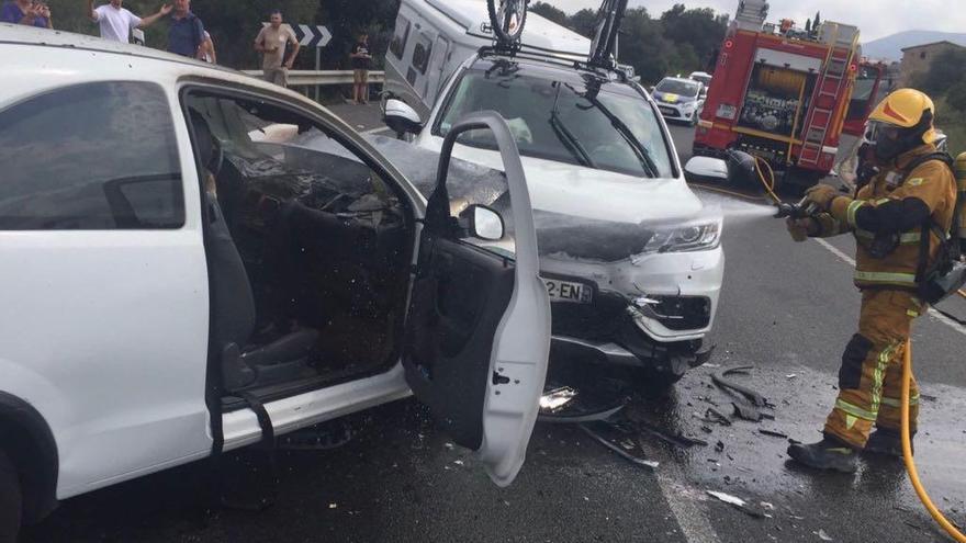 Sufren un accidente en la N-332 en Benissa al colárseles una avispa en el coche