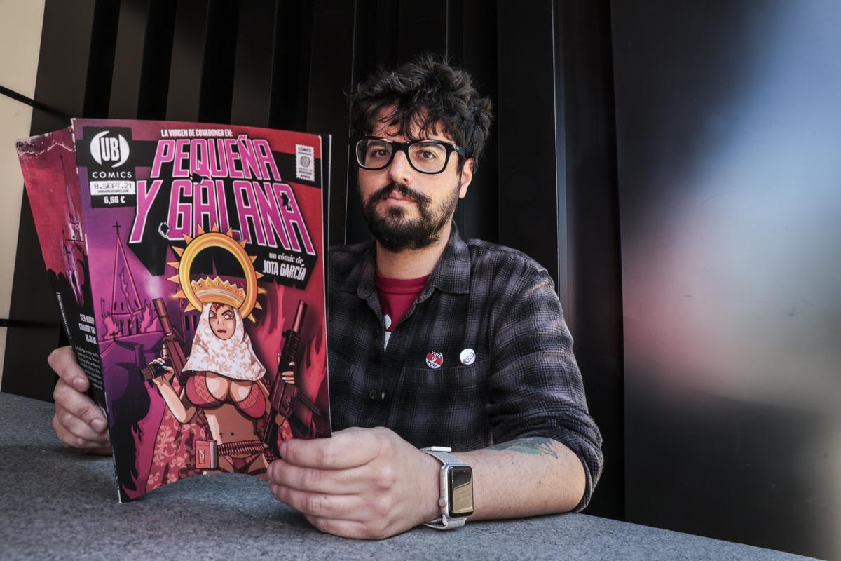 Jota García, con un ejemplar de “Pequeña y galana”.