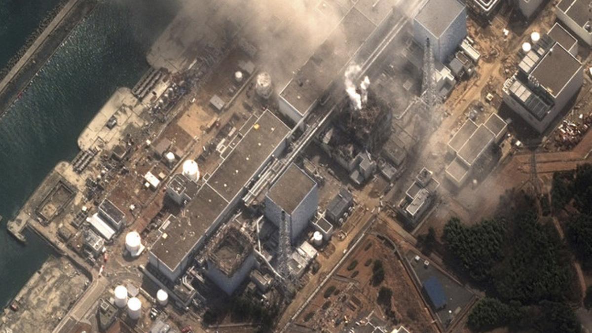 Imagen por satélite de la central nuclear de Fukushima, en la que se aprecia el humo procedente del reactor número 3, el lunes.