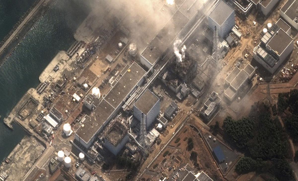 Imatge per satèl·lit de la central nuclear de Fukushima, en què s’aprecia el fum procedent del reactor número 3, dilluns. Imatge per satèl·lit de la central nuclear de Fukushima, en què s’aprecia el fum procedent del reactor número 3, dilluns.