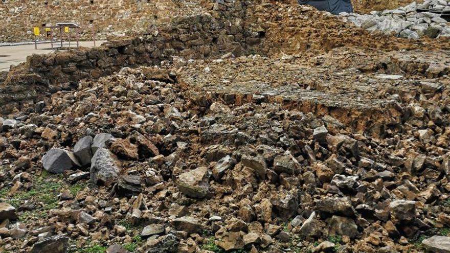 Estat actual de la capella, amb un dels murs ensorrats