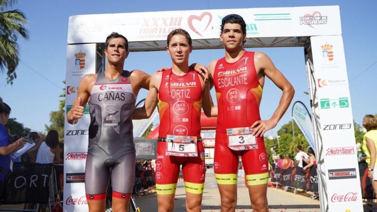 Alejandro Cañas, segundo, Sergio Ortiz, primero, y Eduardo Escalante, tercero, al concluir el Triatlón Califas de Hierro.