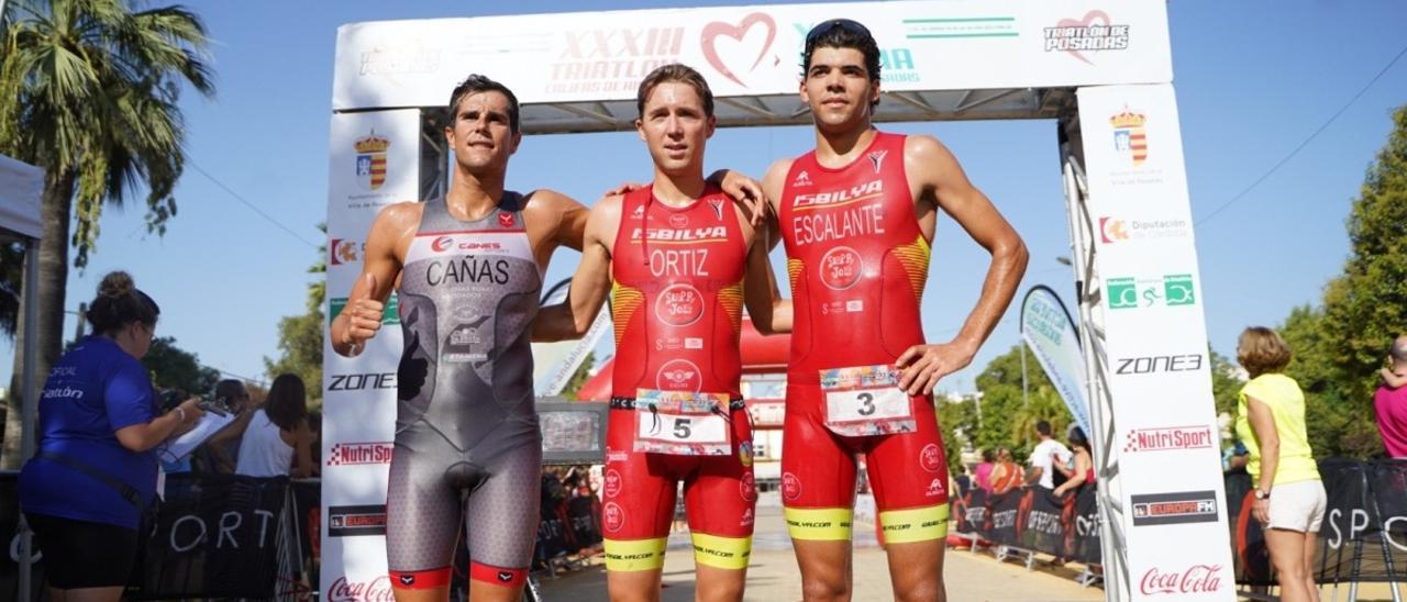 Alejandro Cañas, segundo, Sergio Ortiz, primero, y Eduardo Escalante, tercero, al concluir el Triatlón Califas de Hierro.