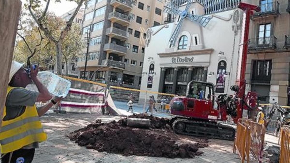 Los primeros trabajos 8 Las obras del colector pluvial del Paral·lel, frente al Molino, ayer por la mañana.