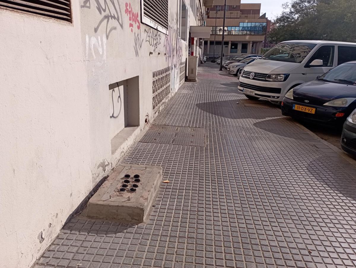 La asociación de vecinos de la Prolongación de la Alameda denuncia la presencia de muchos elementos urbanos abandonados y sin uso