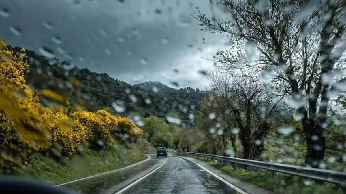 Lluvia al volante: los tres consejos de la DGT que pueden evitarte un susto