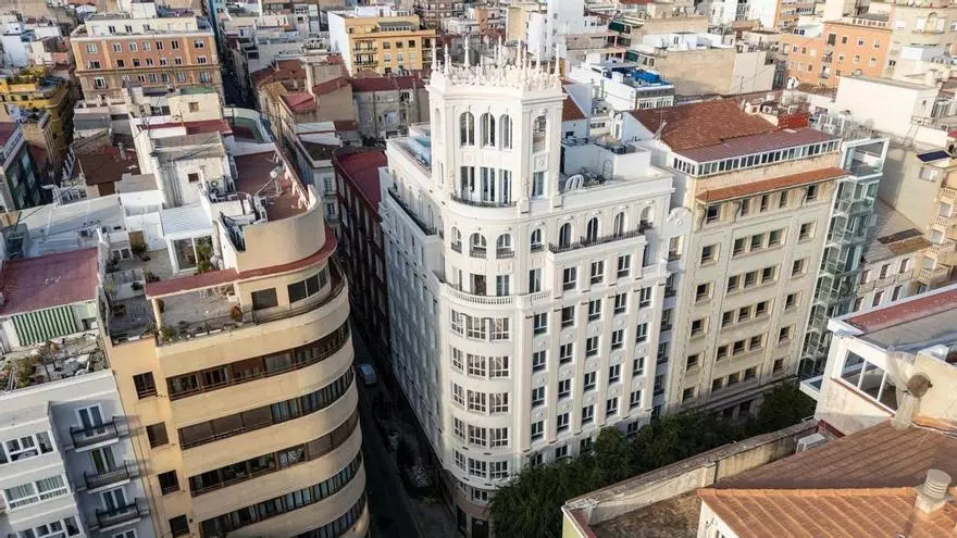 El mayor bloque de apartamentos turísticos de Alicante encara su apertura
