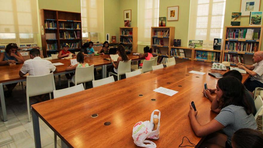 Imagen de una de las salas de estudio de la biblioteca &quot;Carmen Jalón&quot; (Las graduadas) / foto Tony Sevilla