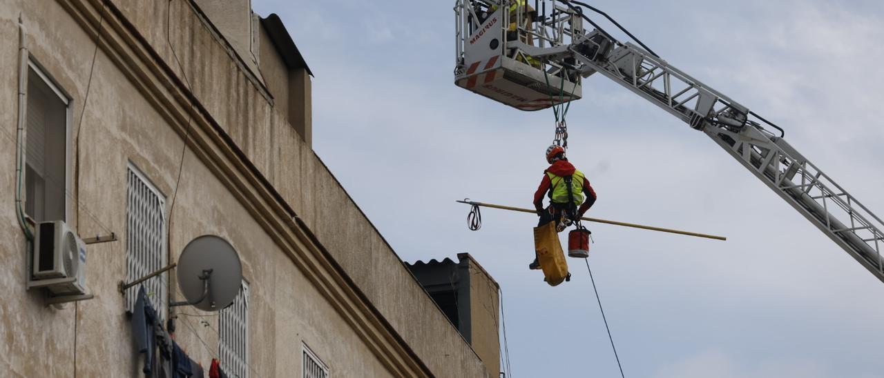 Un bombero examina el edificio que se derrumbó en Badalona a principios de febrero